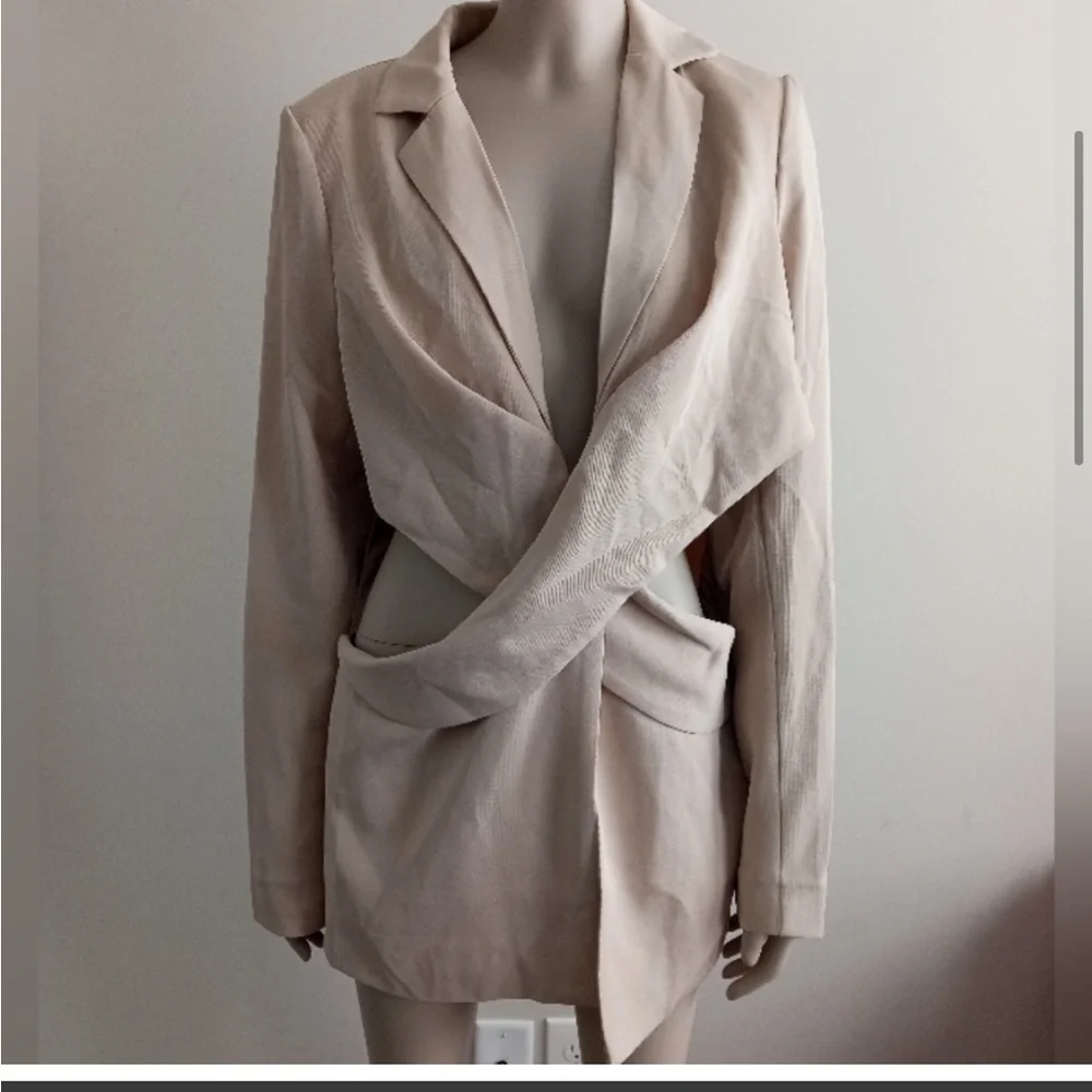 PRETTY LITTLE THING Stone Woven Tailored Cut Out Waist Wrap Over Blazer size 12 - Picture 2 of 5